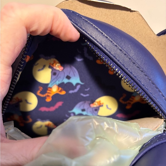 🔥 Loungefly Disney Winnie the Pooh Vampire Tigger Cosplay Mini Backpack - Picture 4 of 4